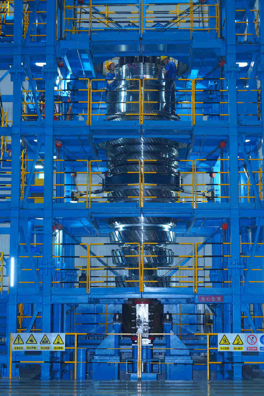 國(guó)內(nèi)首個(gè)燃機(jī)智慧制造基地輪盤高效疊裝產(chǎn)線。于喜寶供圖