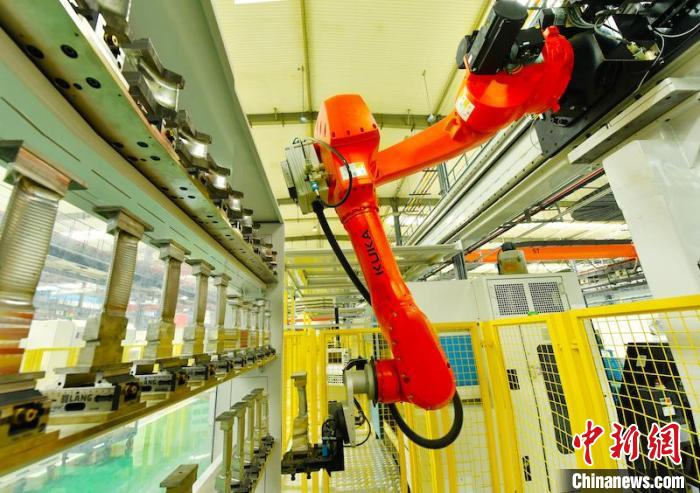 國(guó)內(nèi)首個(gè)葉片加工無人車間及首條黑燈產(chǎn)線在四川德陽投運(yùn)