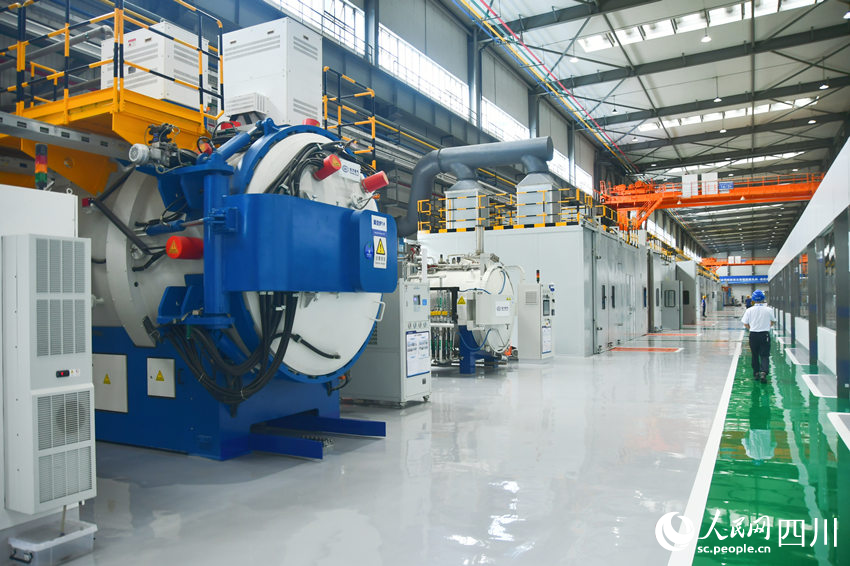 國(guó)內(nèi)首個(gè)燃機(jī)智慧制造基地高溫透平葉片噴涂數(shù)字化產(chǎn)線。人民網(wǎng) 趙祖樂攝