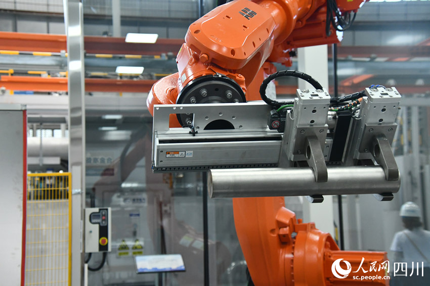 國(guó)內(nèi)首個(gè)燃機(jī)智慧制造基地高溫透平葉片精鑄數(shù)字化產(chǎn)線。人民網(wǎng) 趙祖樂攝