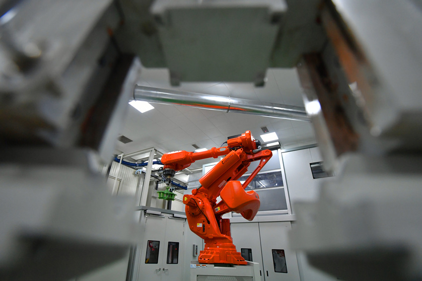 國(guó)內(nèi)首個(gè)燃機(jī)智慧制造基地高溫透平葉片精鑄數(shù)字化產(chǎn)線。劉崗供圖