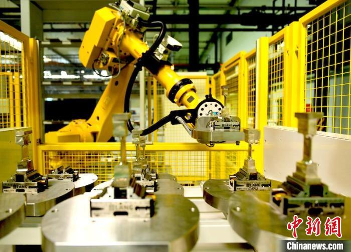 產(chǎn)線機(jī)器人放置完工葉片。　劉崗 攝