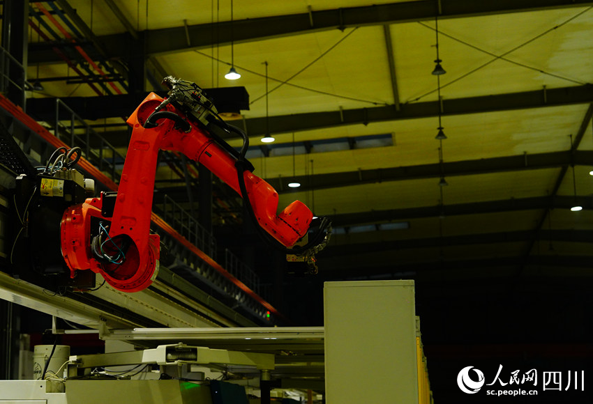 “黑燈產(chǎn)線”在無人狀態(tài)下照常運轉(zhuǎn)。人民網(wǎng)記者 王波攝