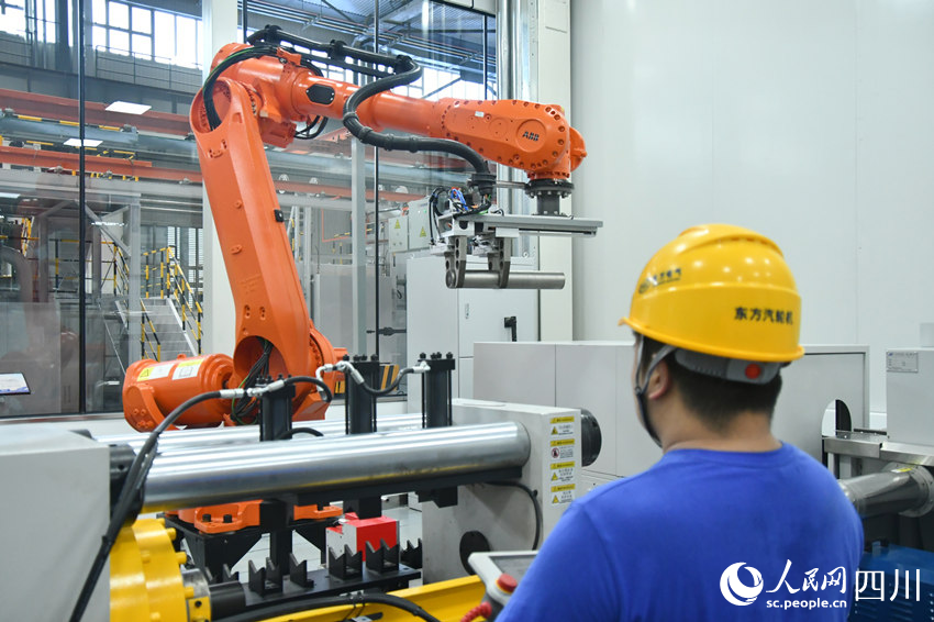 國(guó)內(nèi)首個(gè)燃機(jī)智慧制造基地高溫透平葉片精鑄數(shù)字化產(chǎn)線。人民網(wǎng) 趙祖樂攝