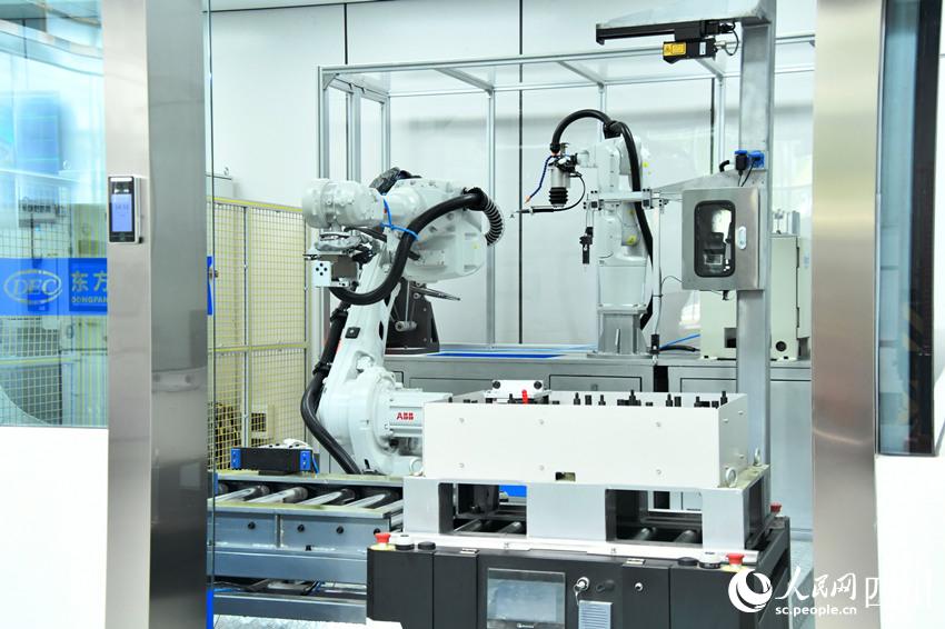 國(guó)內(nèi)首個(gè)燃機(jī)智慧制造基地高溫透平葉片噴涂數(shù)字化產(chǎn)線。人民網(wǎng) 趙祖樂攝