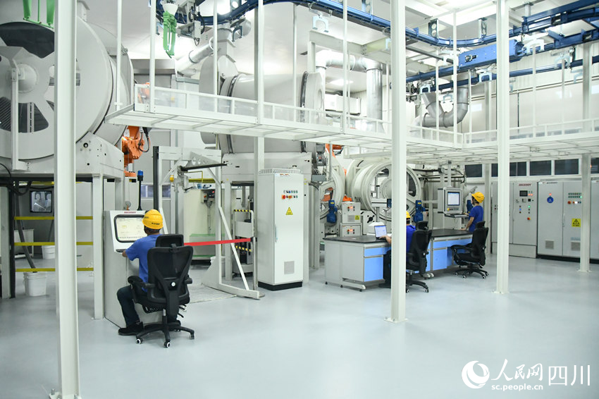 國(guó)內(nèi)首個(gè)燃機(jī)智慧制造基地高溫透平葉片精鑄數(shù)字化產(chǎn)線。人民網(wǎng) 趙祖樂攝