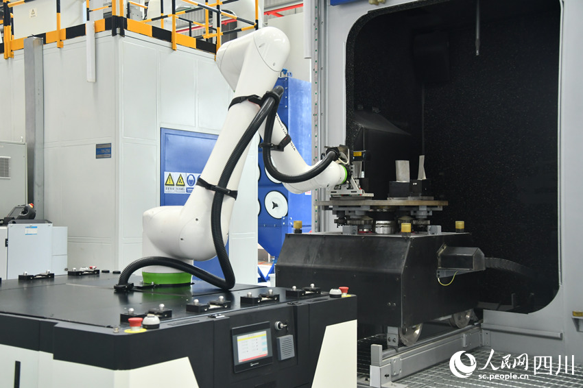 國(guó)內(nèi)首個(gè)燃機(jī)智慧制造基地高溫透平葉片噴涂數(shù)字化產(chǎn)線。人民網(wǎng) 趙祖樂攝